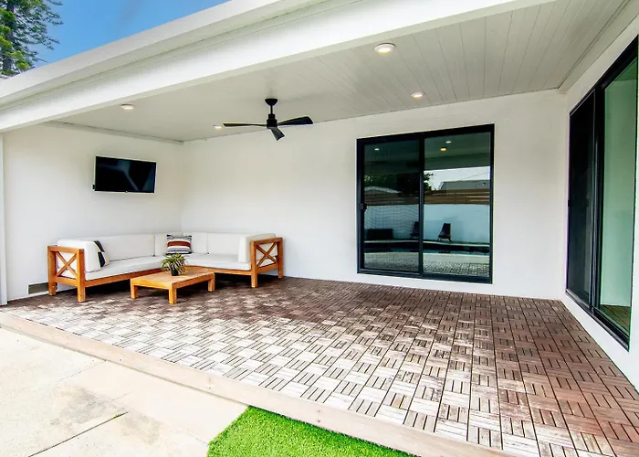 Beautiful Large Home + Pool