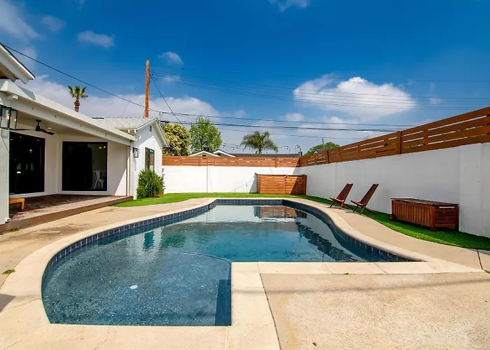 Beautiful Large Home + Pool